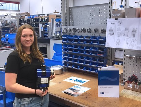 Hansgrohe SE: Christina Kienzle receives promotion award for trainees
